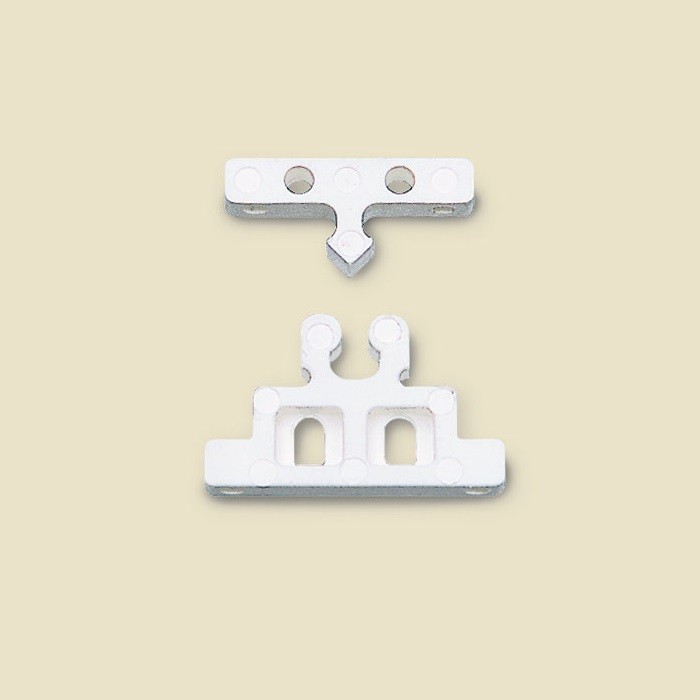 Art. 136.30 Door fastener